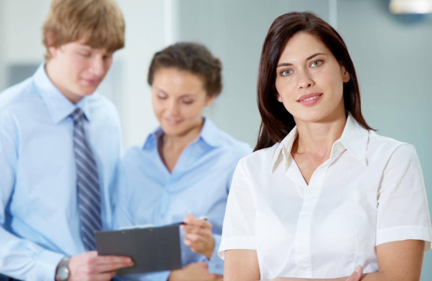 Grupo de personas trabajando colaborativamente en finanzas